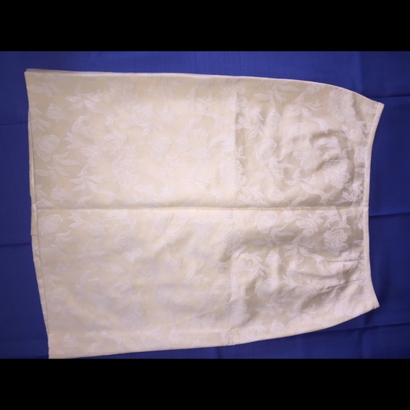 Two-piece suit. Off white. - Picture 2 of 3